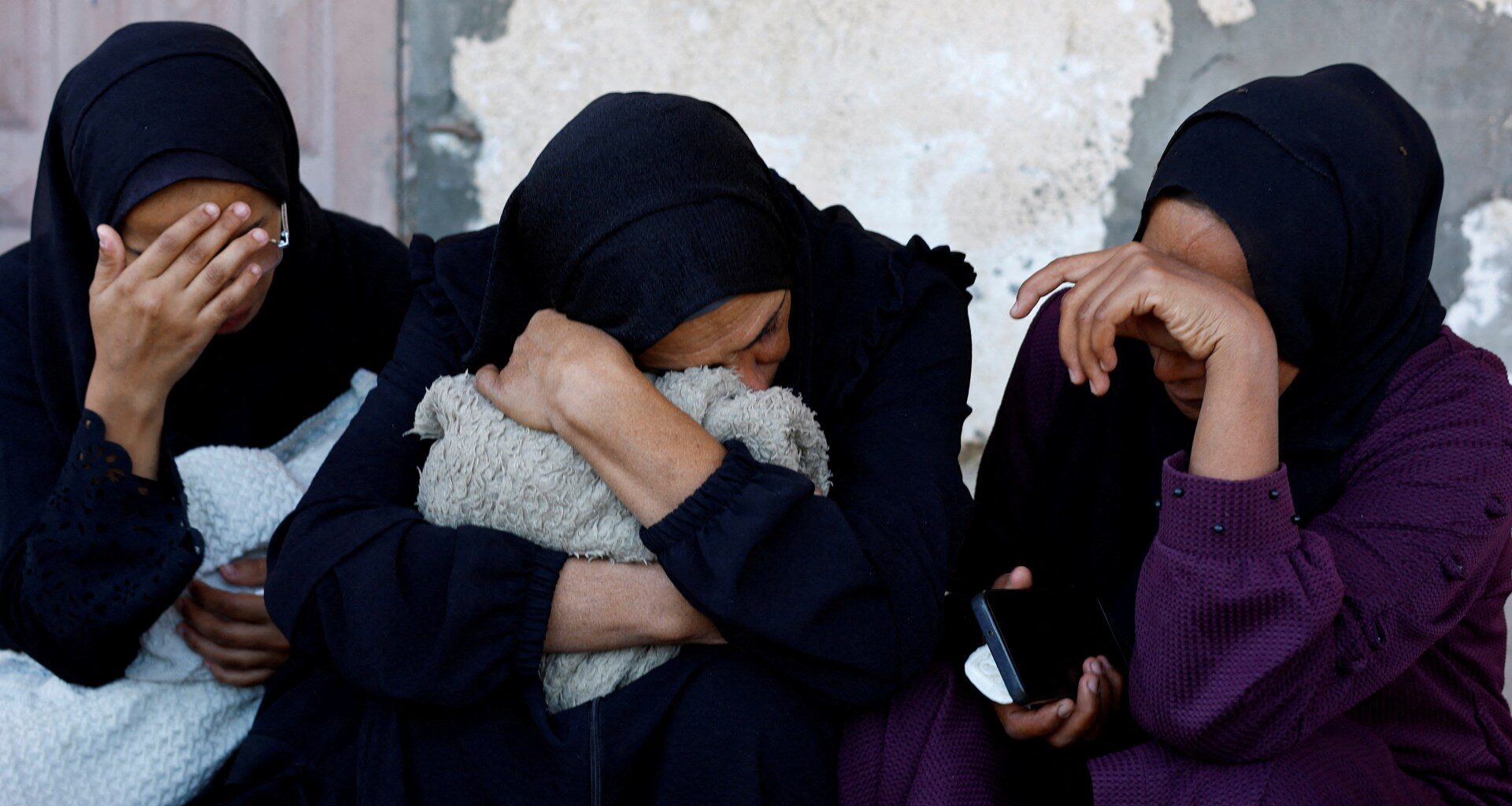 Hamas meet Egypt’s spy chief, says Israel’s attacks on Gaza threaten truce | News