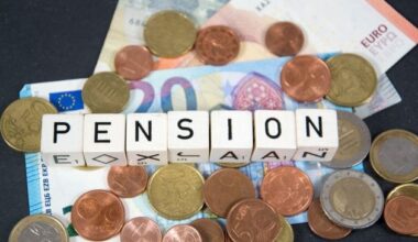 Workers urged to ‘carefully examine’ alternative pension offers made ahead of auto-enrolment deadline