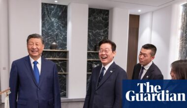 Xi Jinping cracks joke about spying with phones given to South Korean president | Xi Jinping