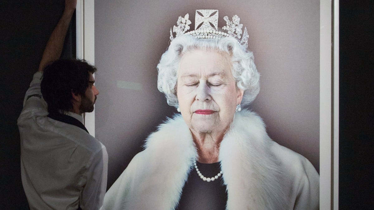 Battle over Queen’s portrait — and her ‘garish’ digital glow-up