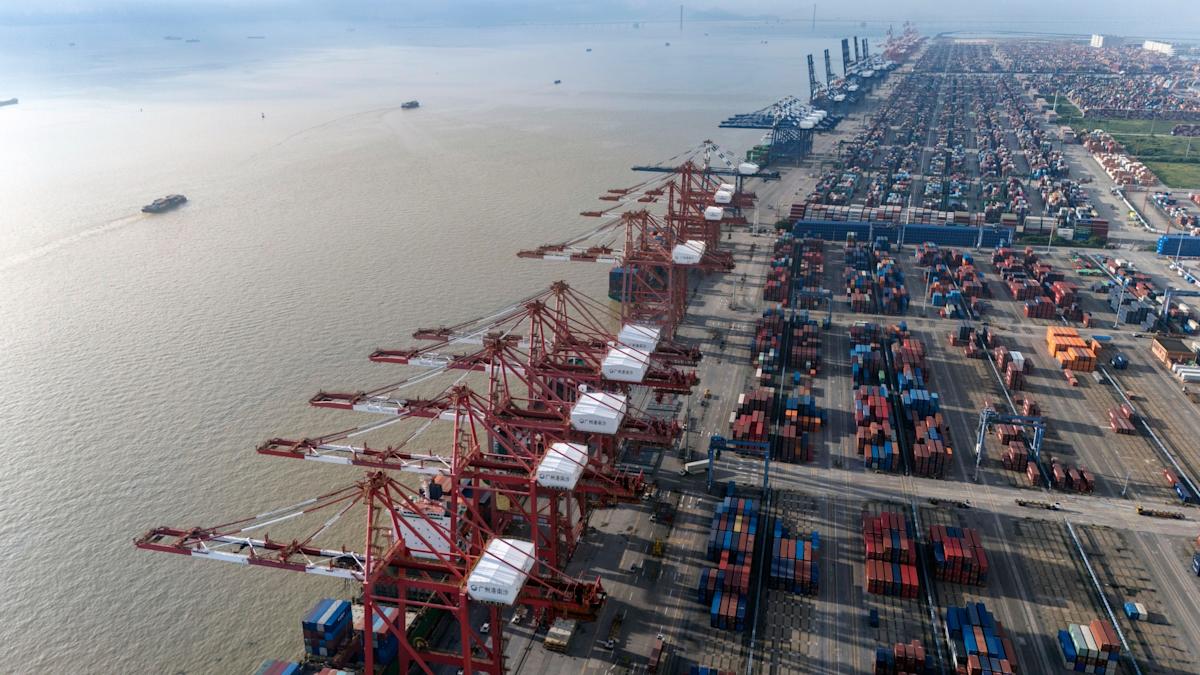 Chinese Exports Unexpectedly Slump for First Time Since February