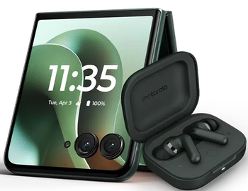 $500 off the Razr Ultra (2025) + free Moto Buds+