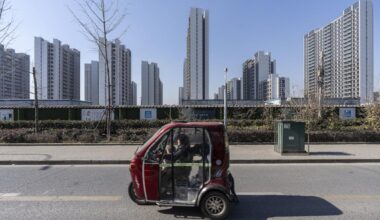 China Vanke Dollar Bonds Tumble to Record Lows as Crisis Worsens