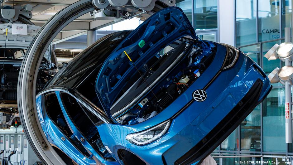 Germany's industrial titans embrace the AI age – DW – 11/28/2025