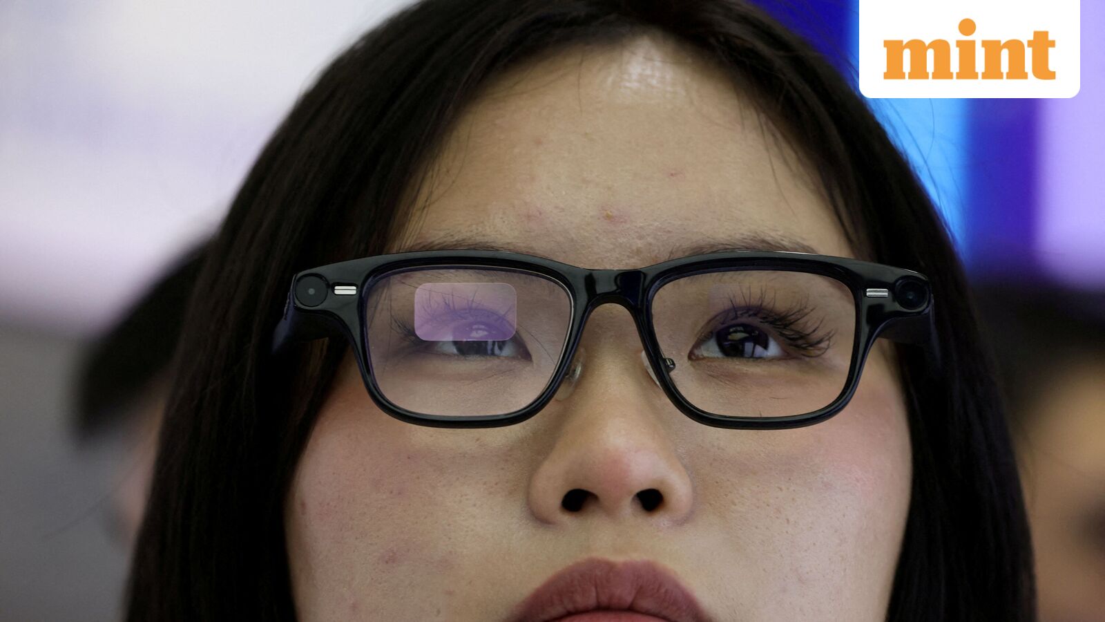 FILE PHOTO: A woman tries on a pair of Quark AI glasses by Alibaba at the company's booth at the expo of the World Internet Conference in Wuzhen town of Tongxiang city, Zhejiang province, China November 8, 2025. REUTERS/Tingshu Wang/File Photo