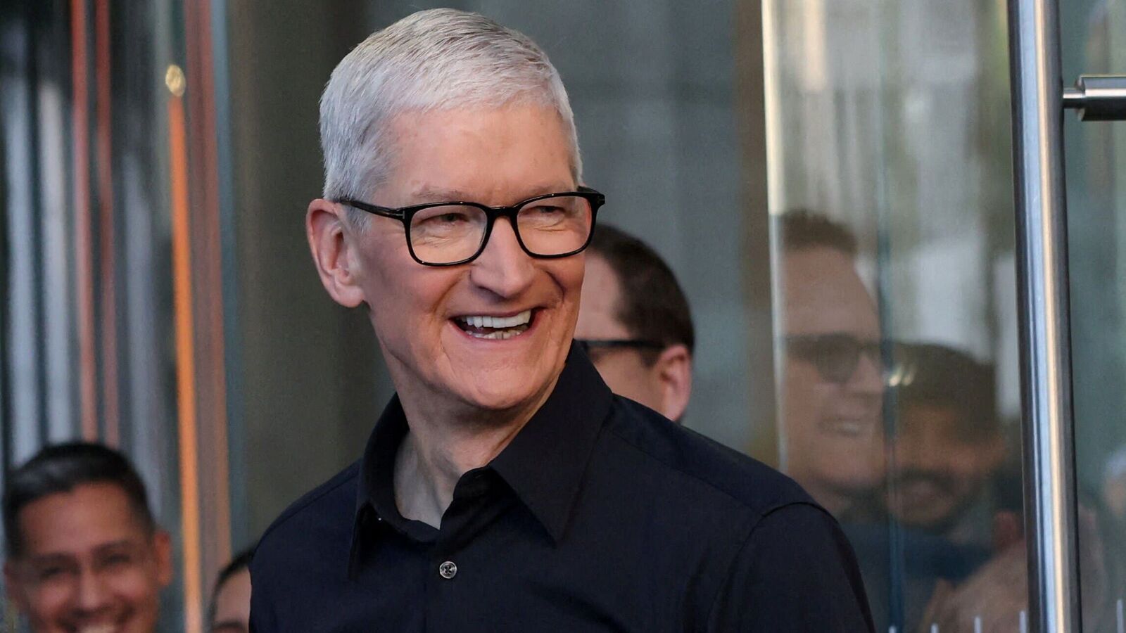 How Tim Cook evaded disaster at Apple this year