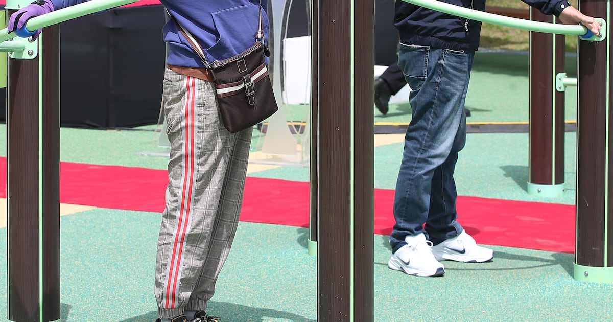 High Activity in Middle, Late Adulthood Reduces Dementia Risk 40% - 조선일보