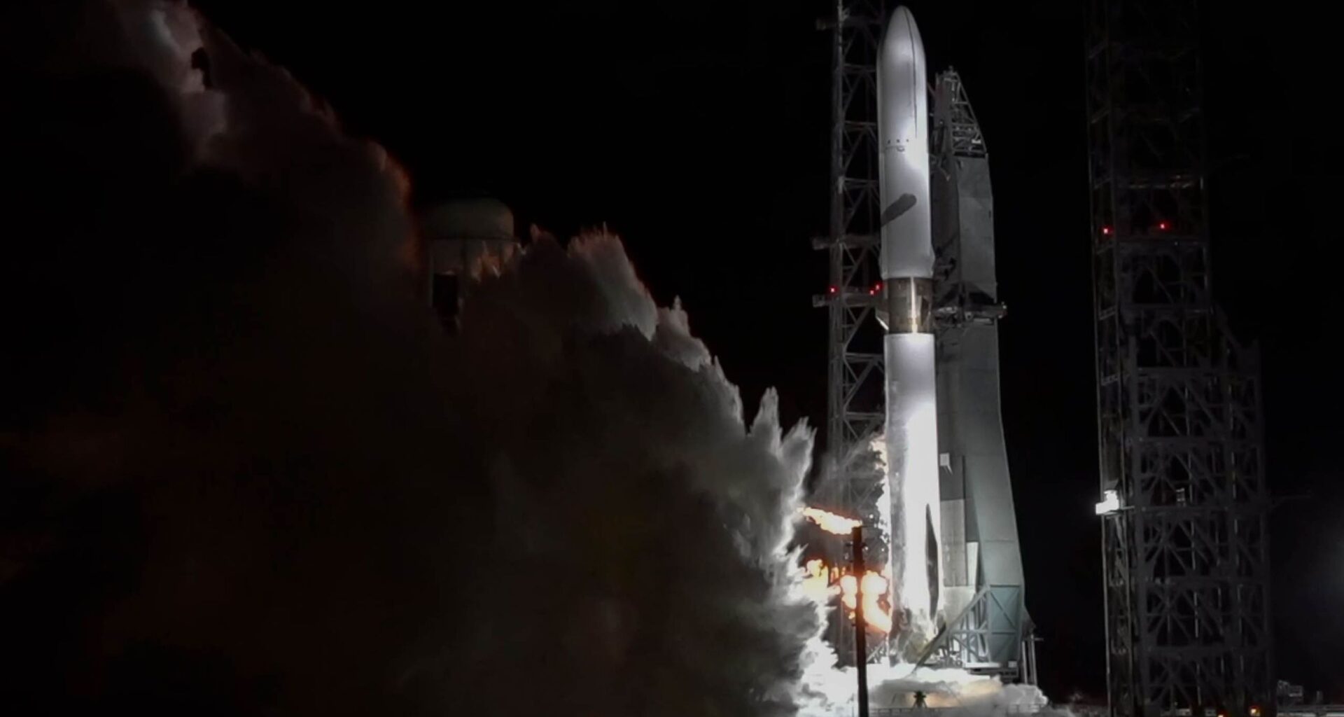 Blue Origin fires up powerful New Glenn rocket ahead of NASA Mars mission launch (video)