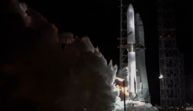 Blue Origin fires up powerful New Glenn rocket ahead of NASA Mars mission launch (video)