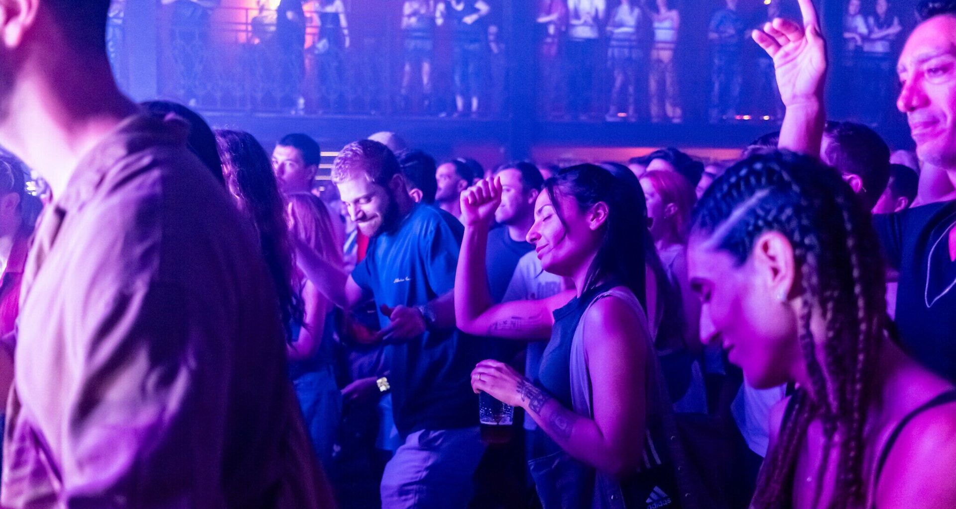 Police arrest four Tel Aviv clubgoers after they threaten and try to bite cops