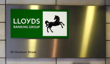 Lloyds Acquires UK Digital Wallet FinTech Curve