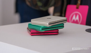 Motorola Razr 2025 stacked up colors