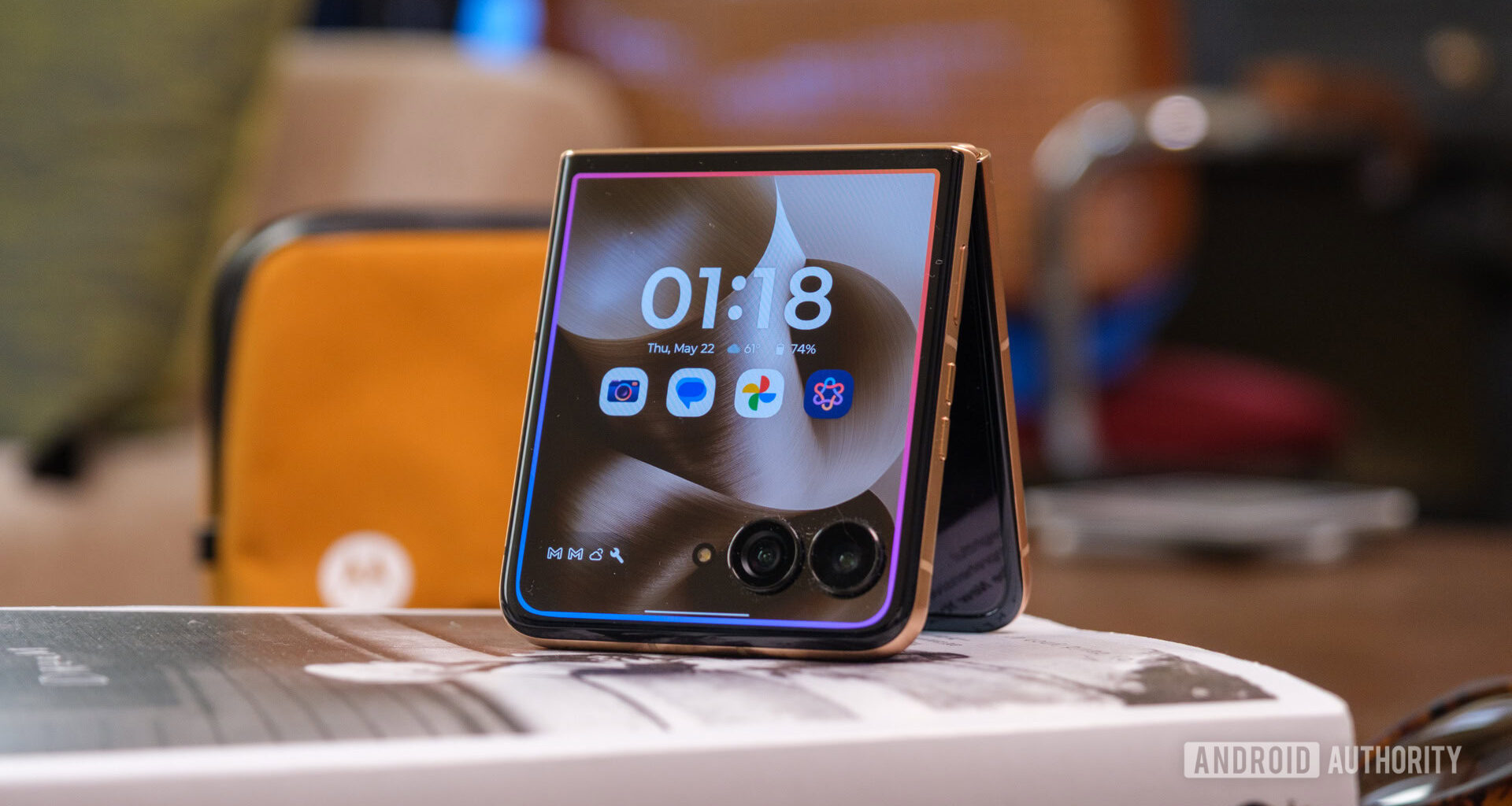 Motorola Razr Ultra tent mode ai rainbow