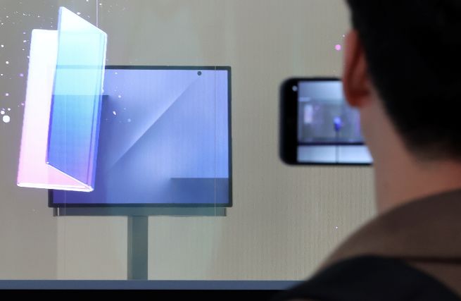 Samsung’s dual-folding smartphone, the Trifold, is unveiled for the first time at the “K-Tech Showcase” held at the Air Dome in Gyeongju Expo Park on October 28. The left image shows the device folded, while the right shows it fully opened. The Trifold, an evolution of Samsung’s existing two-panel “Fold” series, is designed with a structure that allows the screen to fold twice. (Yonhap)