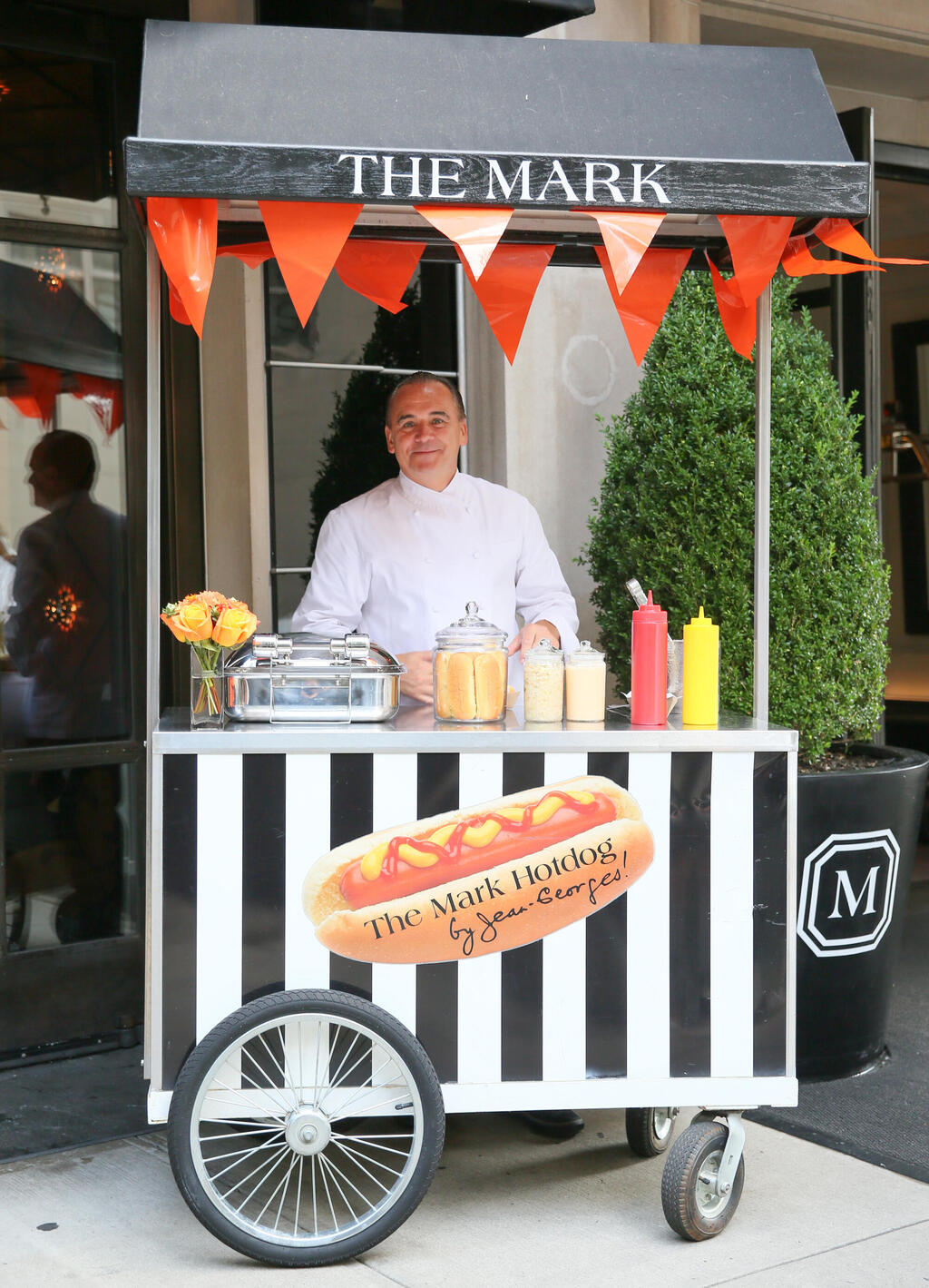 דוכן הנקניקיות בפתח המלון