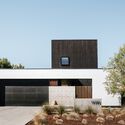 © Ethan Gordon Cupertino Courtyard House / SHED Architecture & Design - Exterior Photography, Concrete