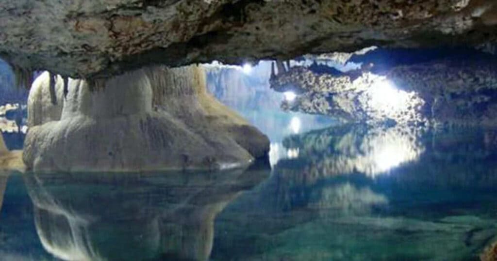 a massive ocean 700 km beneath Earth's surface