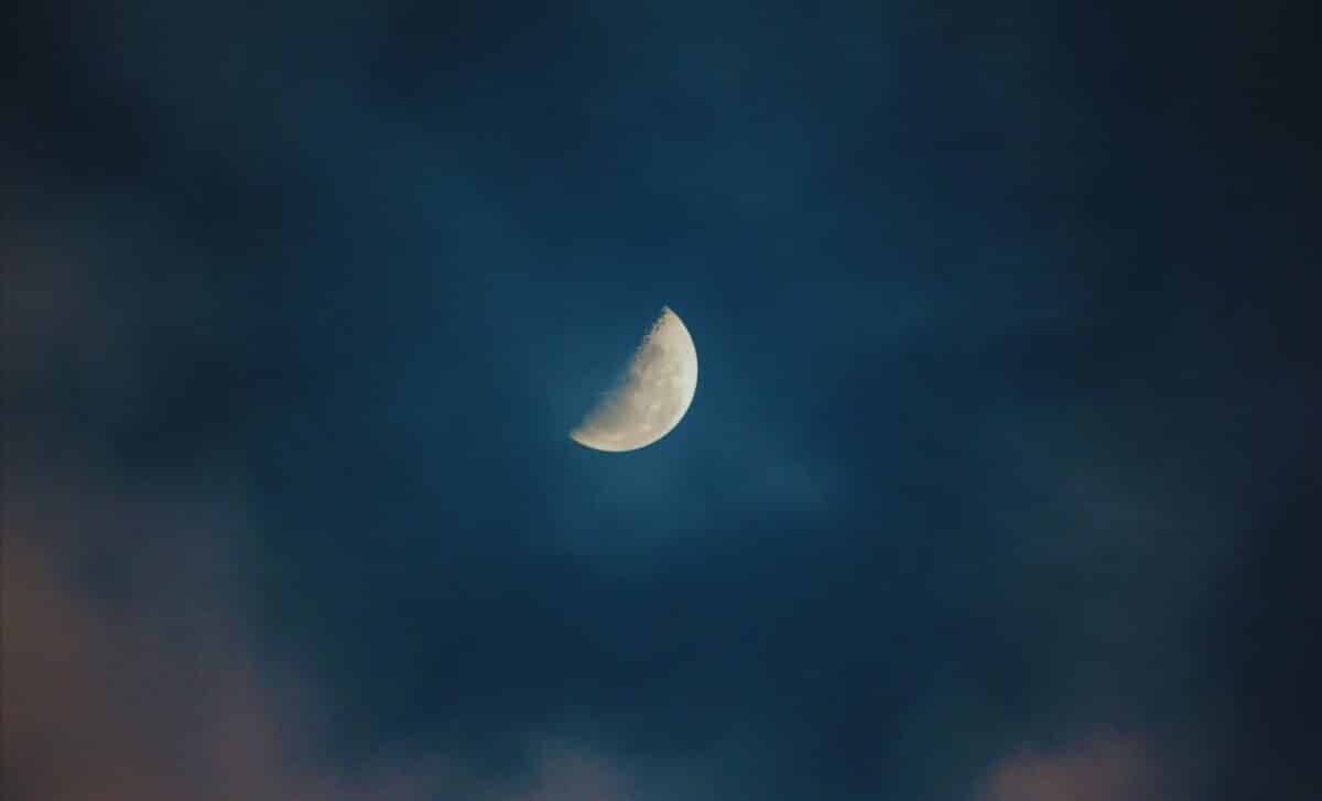 Skywatchers Stunned As Half Lit Moon And Saturn Align In Rare Nighttime Spectacle