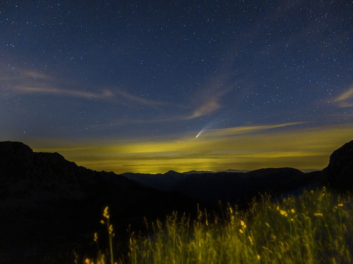 These 3 comets will soon be visible in the sky, and here's how to observe them