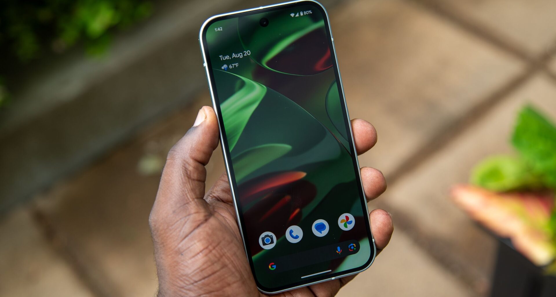 Google secretly tests a new feature for Pixel users to hide the 'At a Glance' widget