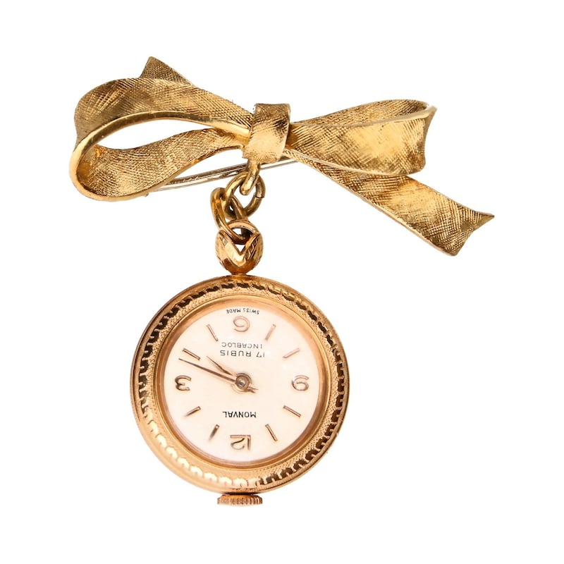 An 18-carat gold nurse’s brooch/watch (€350-€450) at Adams Blackrock