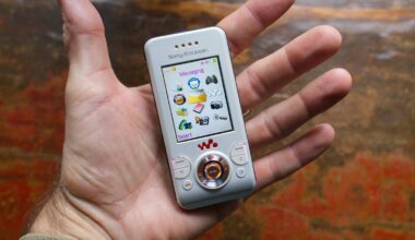 Dumphone users are obsessed with their “EDC”—here’s what that means