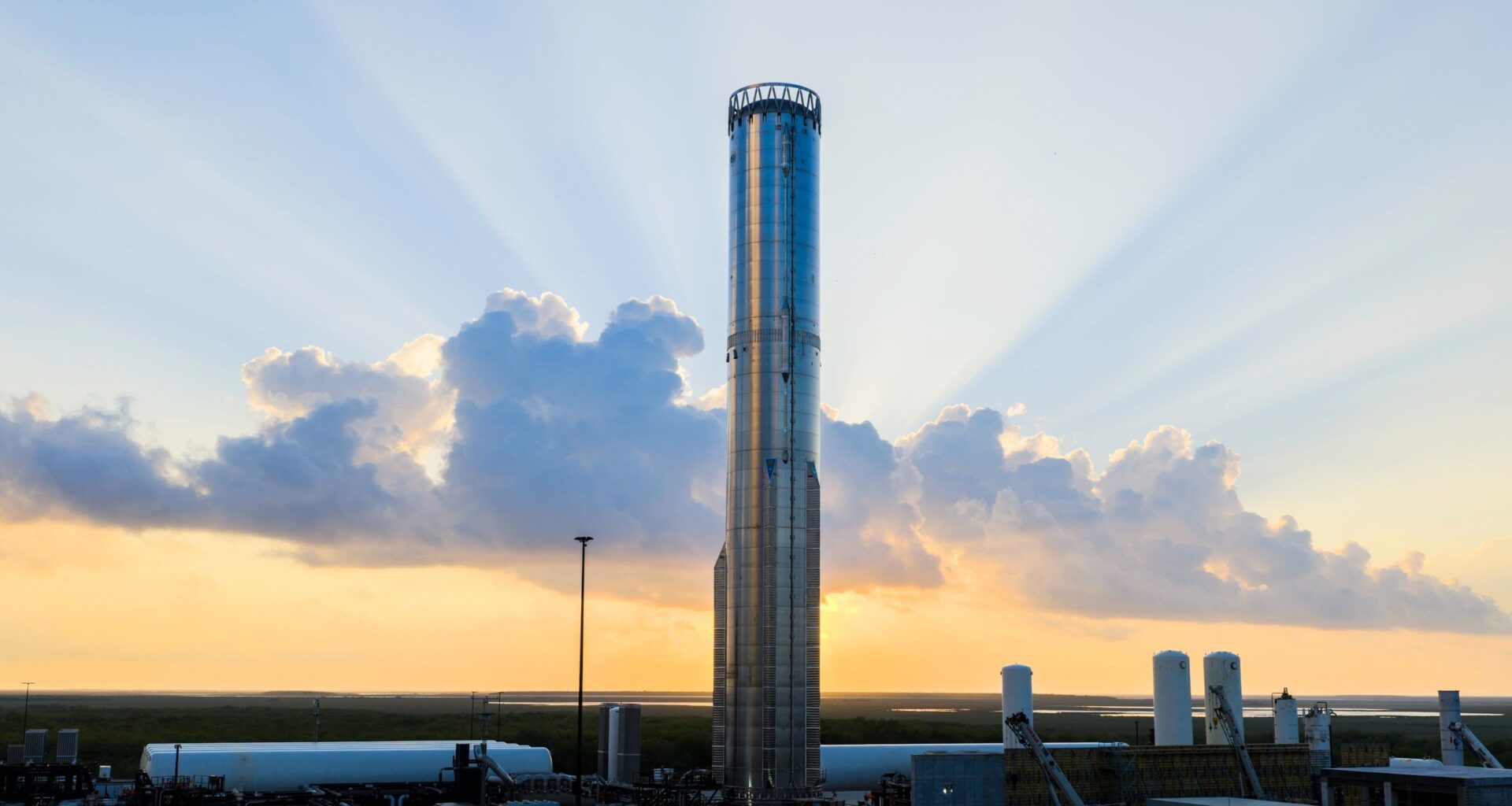 SpaceX's 1st 'Version 3' Super Heavy Starship booster buckles under pressure during initial tests