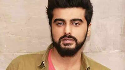 Arjun Kapoor surprises and invites paparazzi with 'aaja tu aaja' offer to pose with him at airport - Watch VIRAL video