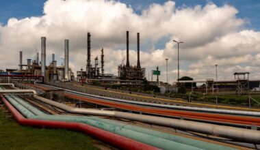 Oil Climbs Higher With US, EU’s Next Moves on Russia in