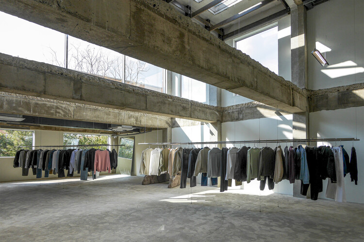 Coor Seongsu Flagship Store / ATELIER KHJ - Interior Photography, Closet, Concrete