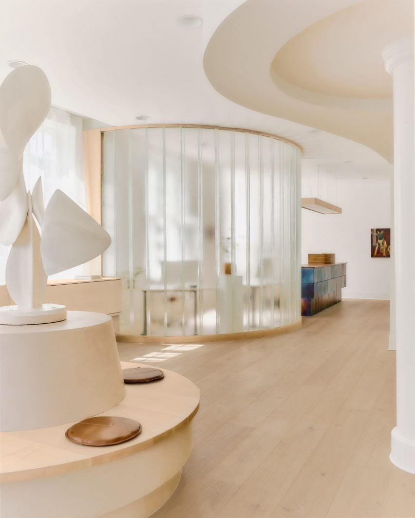 Curved glass partition wall with Nicholas Shurey sculpture in Copenhagen Eye Institute