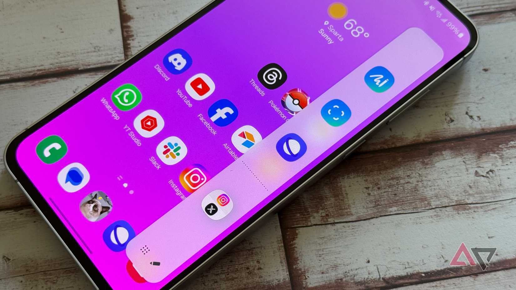 Edge panels on the Samsung Galaxy S24 FE