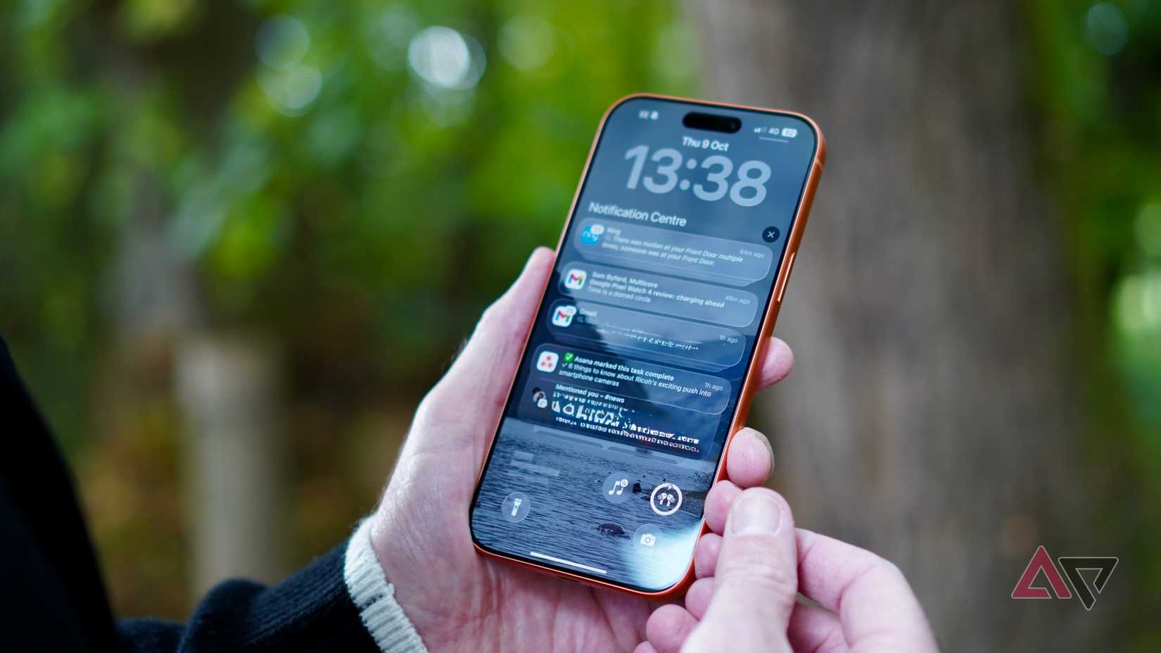 Notifications on the Apple iPhone 17 Pro Max's lock screen