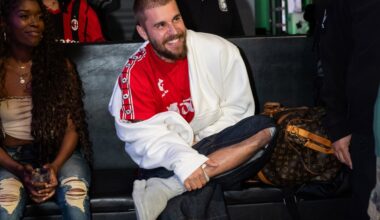 Justin Bieber Pulls Over to Help Stranded Fan Whose Car Broke Down