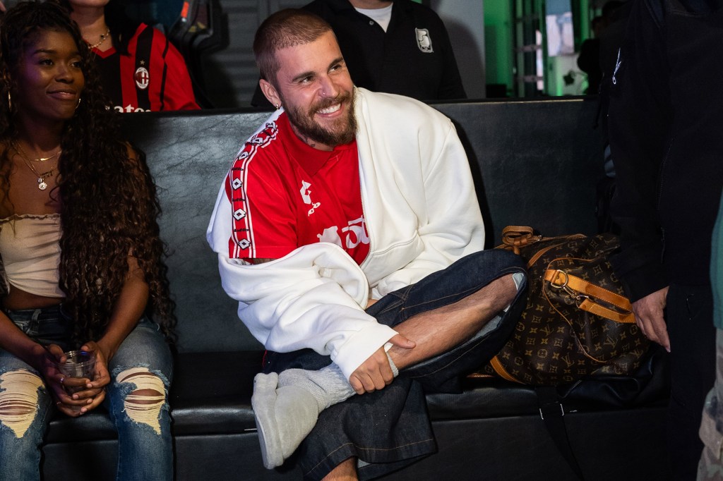 Justin Bieber Pulls Over to Help Stranded Fan Whose Car Broke Down