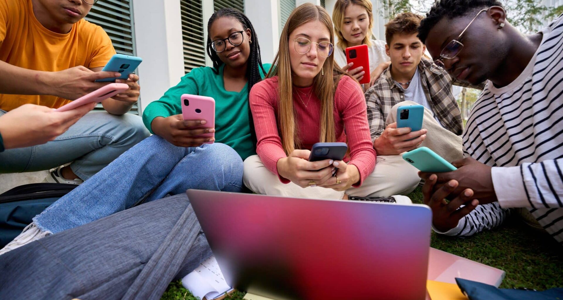 Week-Long Social Media Detox Actually Leads Young Adults To Spend Even More Time On Their Phones