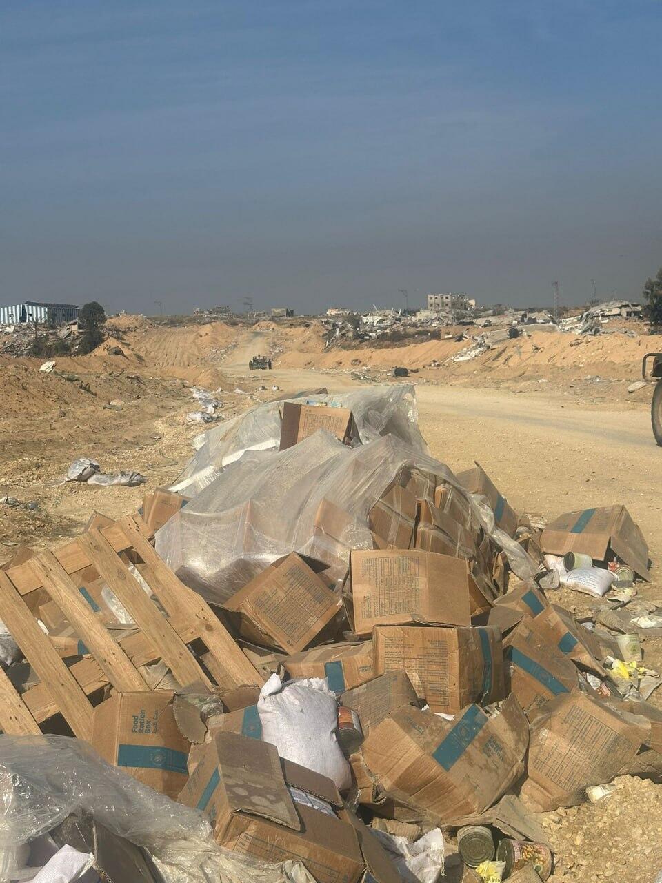 שקי קמח ושימורים זרוקים ברצועה 