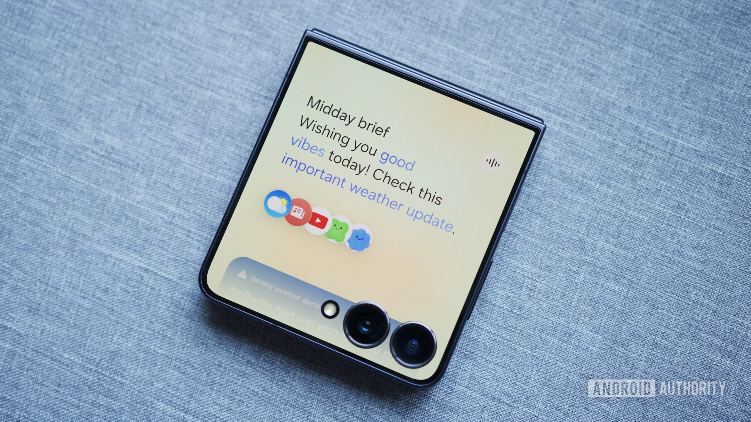Now Brief running on the Galaxy Z Flip 7's cover screen.