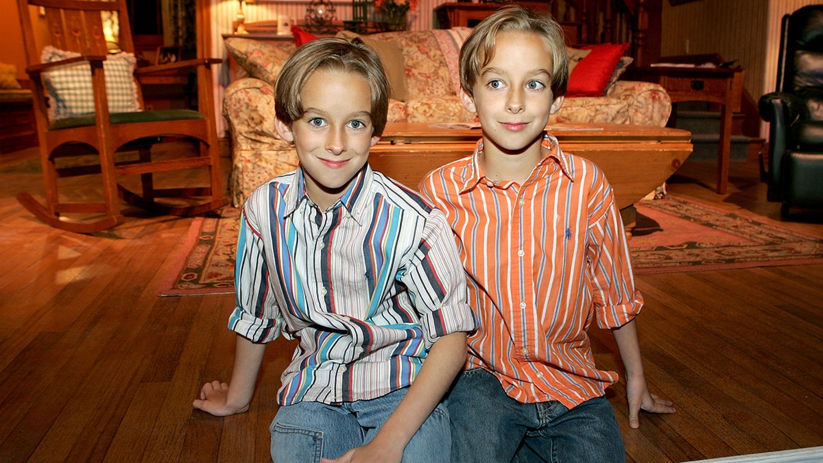 Sawyer and Sullivan Sweeten on set of "Everybody Loves Raymond" in April 2005