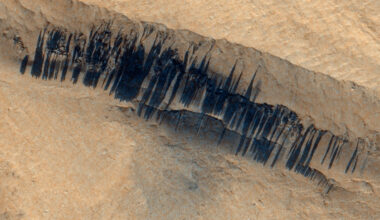 Mysterious Streaks on The Slopes of Mars Might Finally Be Solved : ScienceAlert
