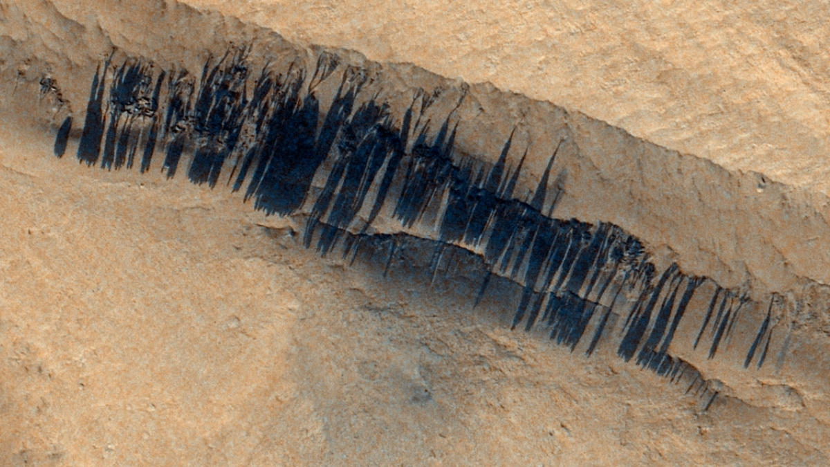 Mysterious Streaks on The Slopes of Mars Might Finally Be Solved : ScienceAlert