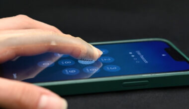 stretchable bandage device voxelite lets users feel the digital world