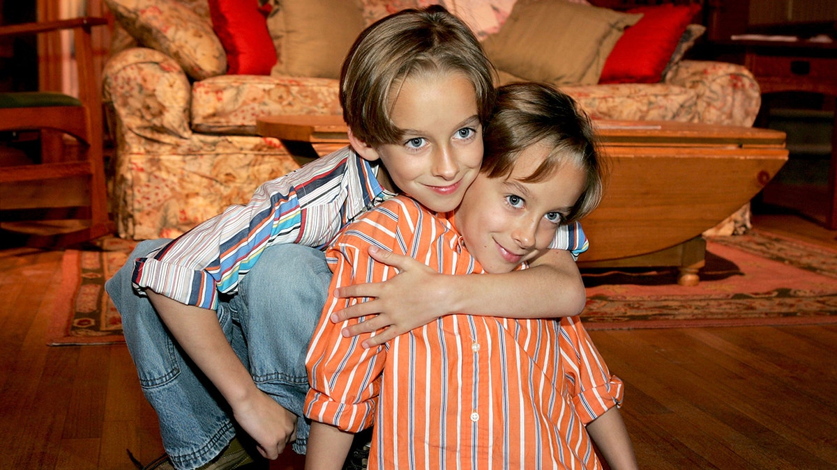 Sullivan and Sawyer Sweeten on set of "Everybody Loves Raymond" in April 2005