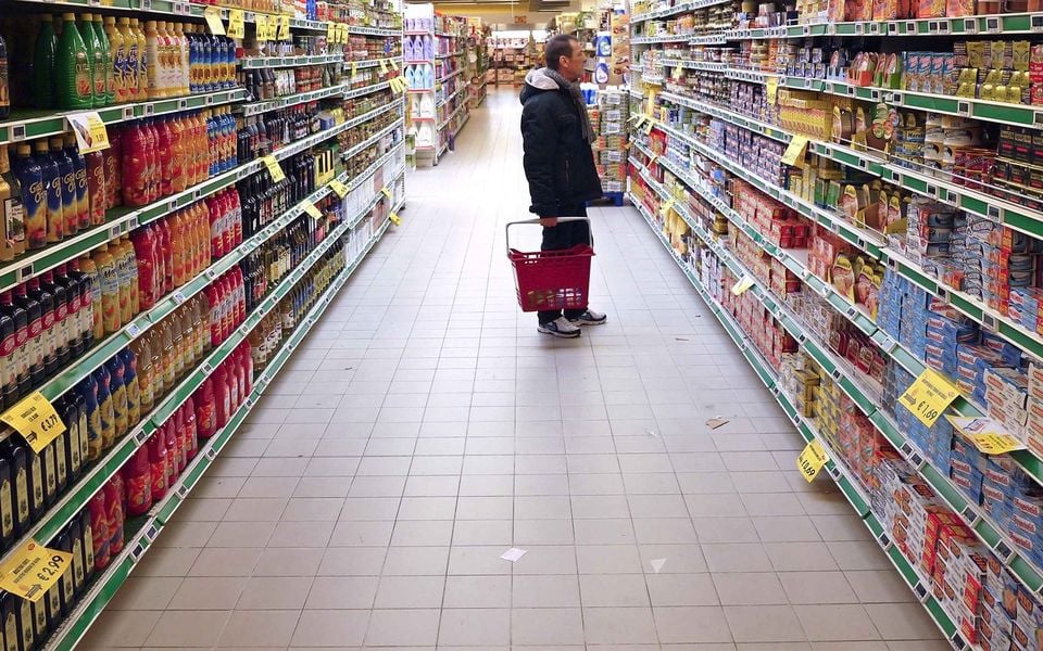 Greek households’ real incomes still below 2004 levels, Eurostat data show