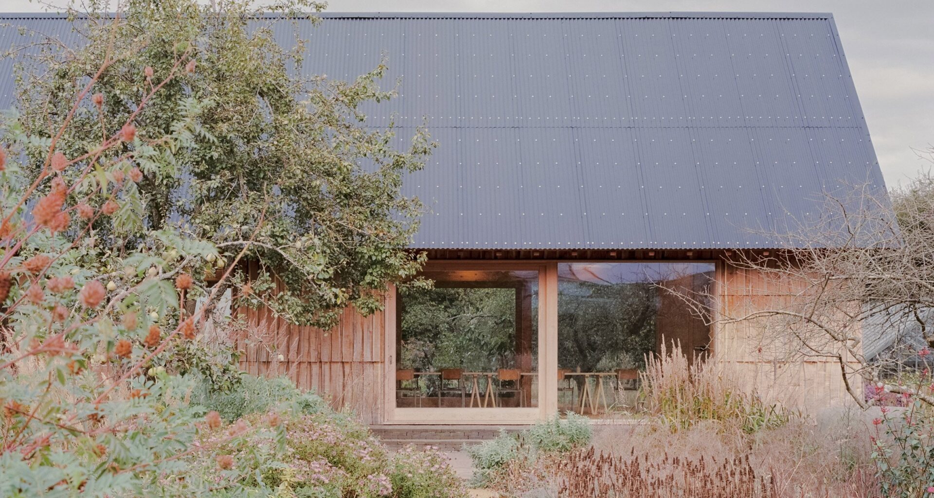 Hand-cleft oak shingles cloak The Apple House in Hertforshire by Okra