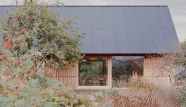 Hand-cleft oak shingles cloak The Apple House in Hertforshire by Okra