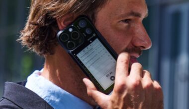 AI E Ink case adds a second display to your iPhone