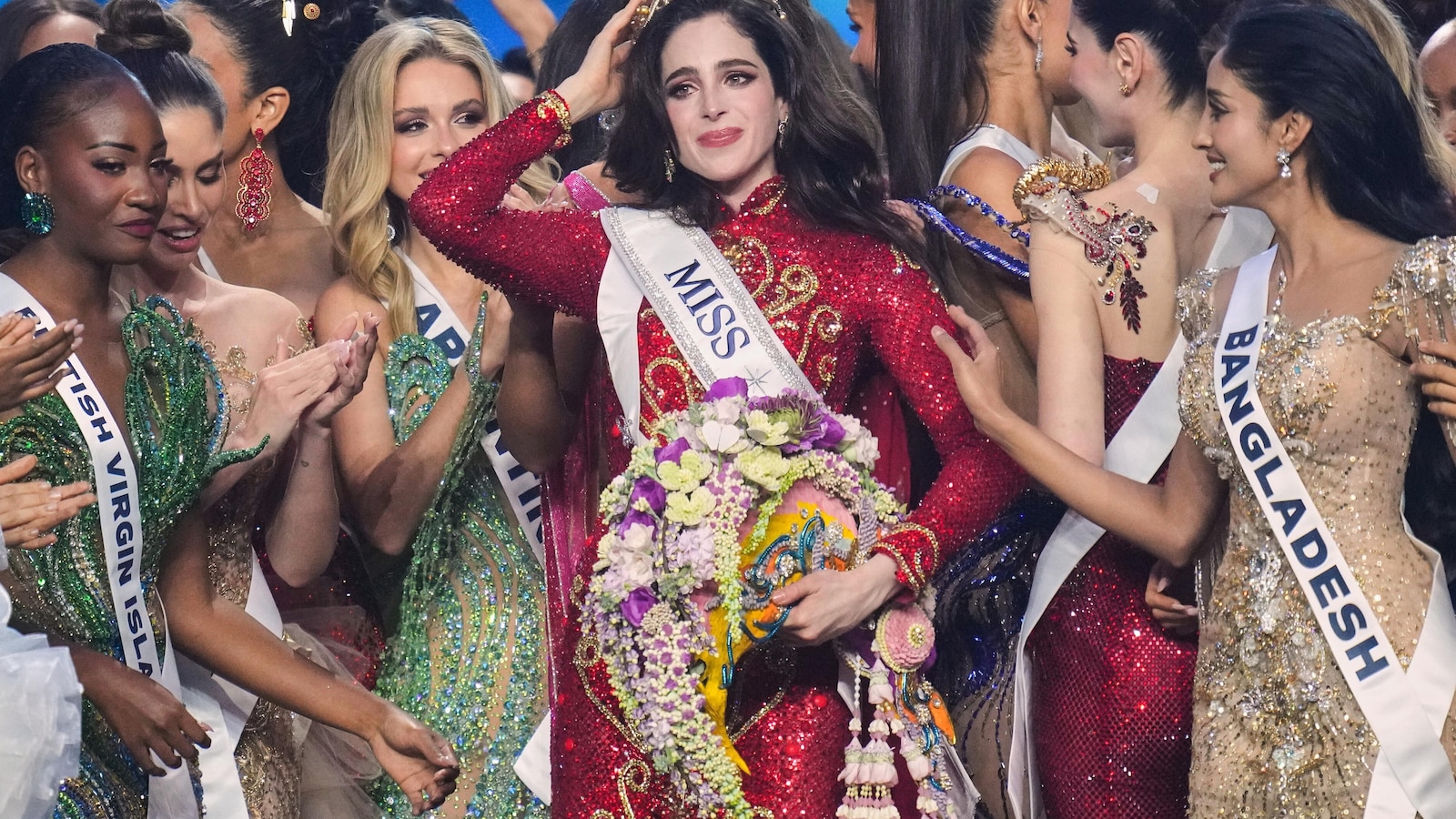 Miss Mexico is crowned Miss Universe at a pageant where she stood up to a host's bullying