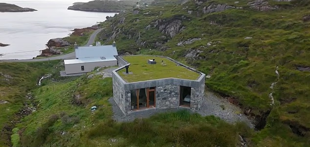 Caochan na Creige, a grass-roofed house on the island of Harris.