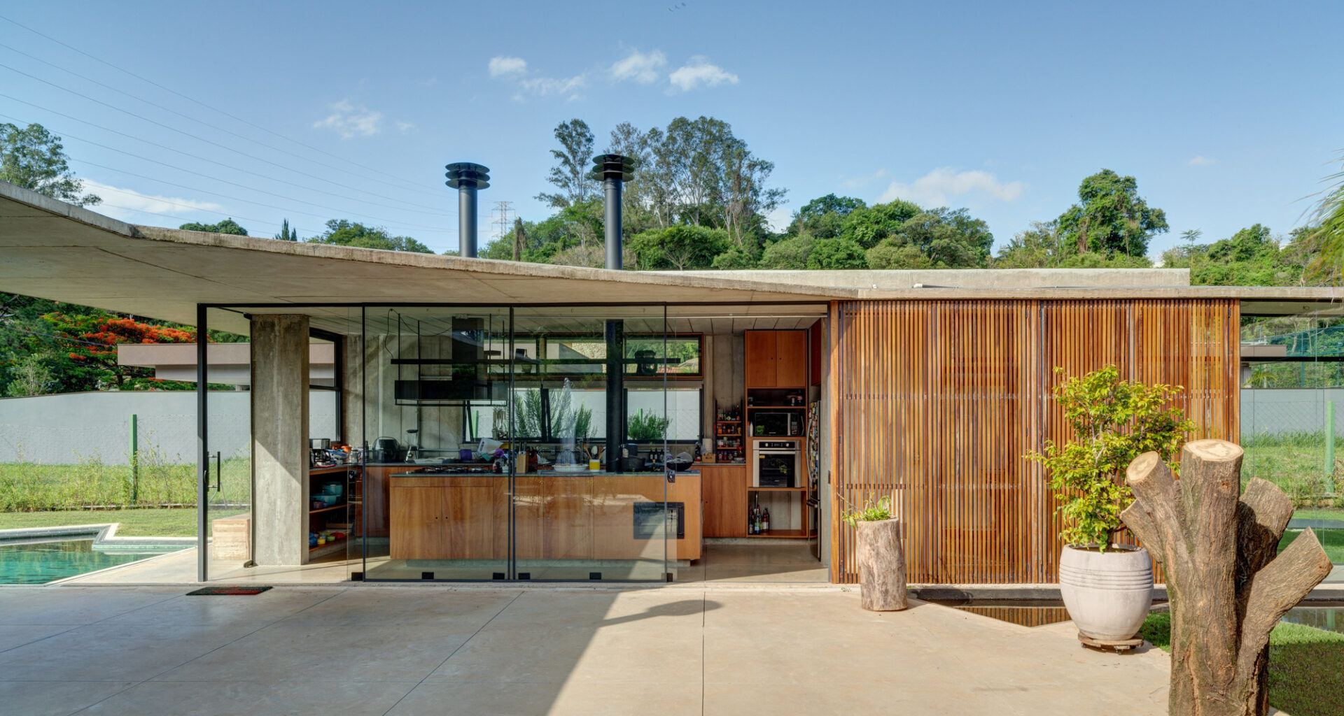 House in Vinhedo / Apiacás Arquitetos